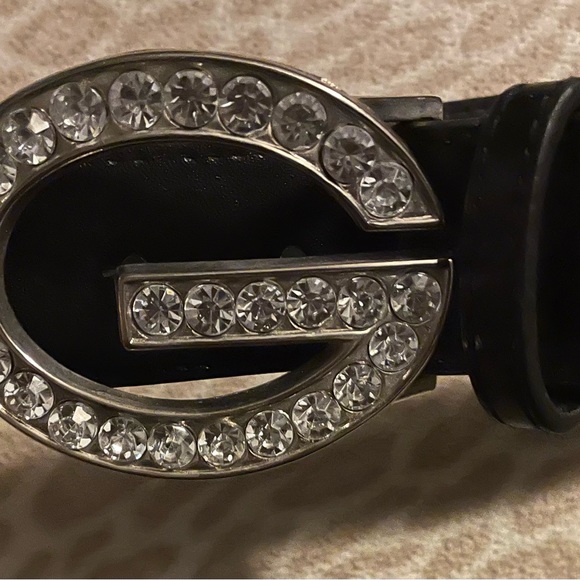 Guess - Picture 1 of 4